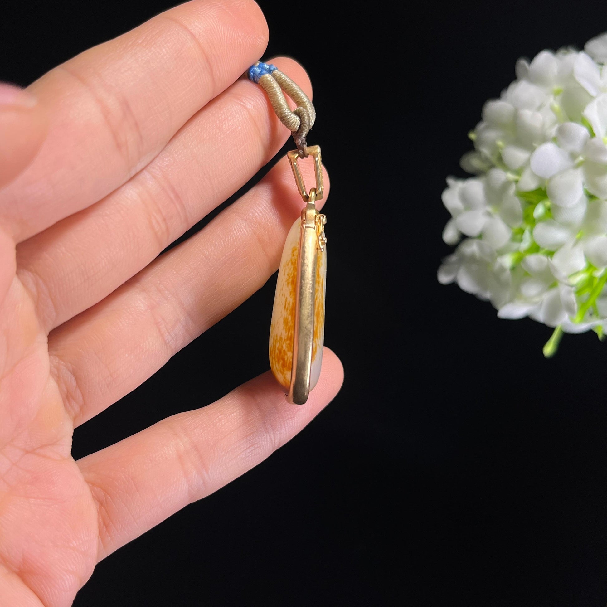 18k金镶和田玉白玉聚红皮籽料挂件（yc337566）