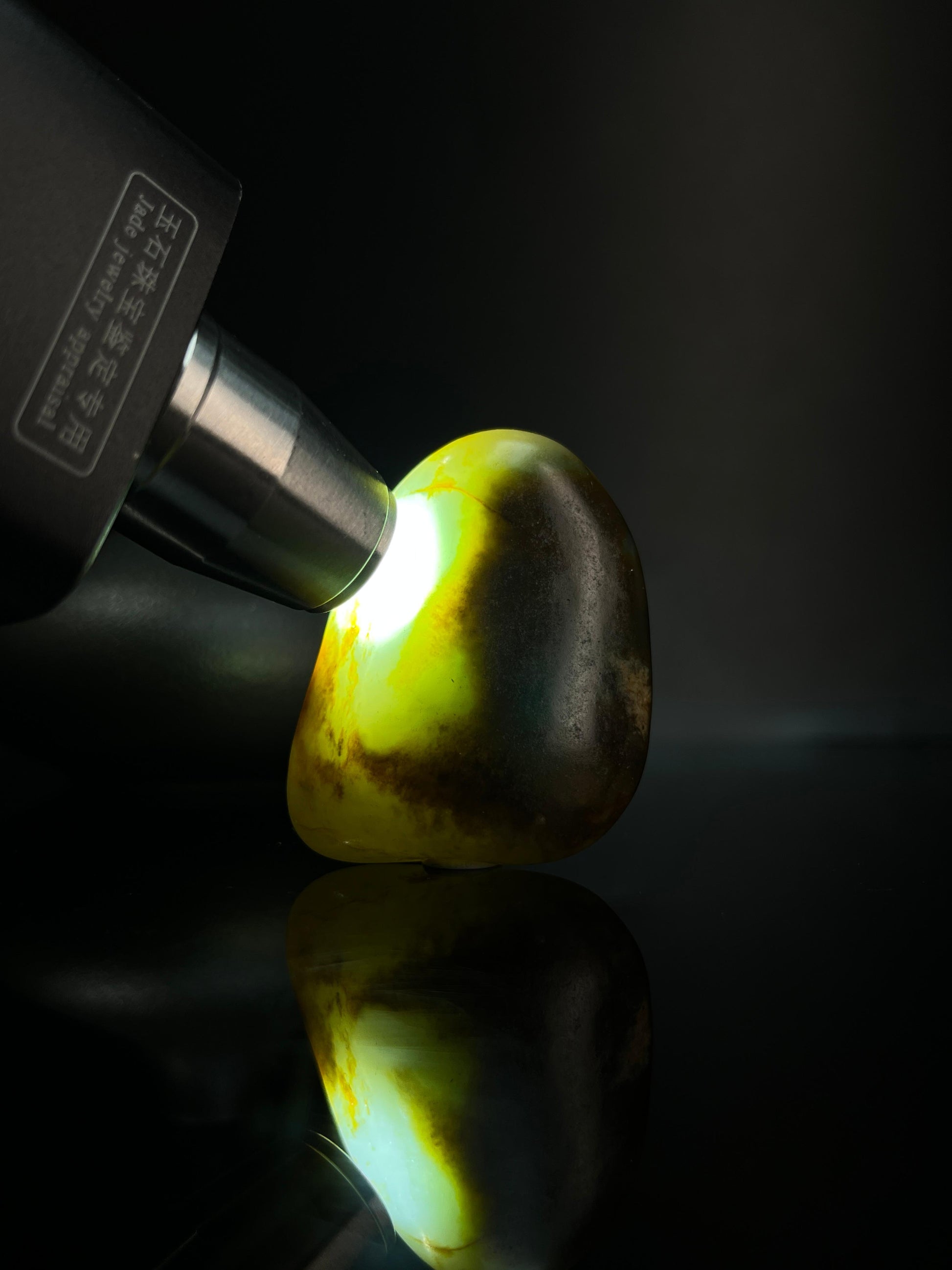 新疆和田青白玉聚黑皮籽料原石挂件（yc240638）