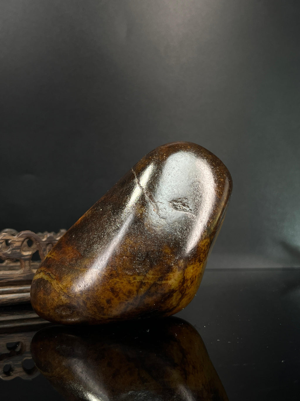 新疆和田玉沁色聚黑皮籽料原石（yc241626）