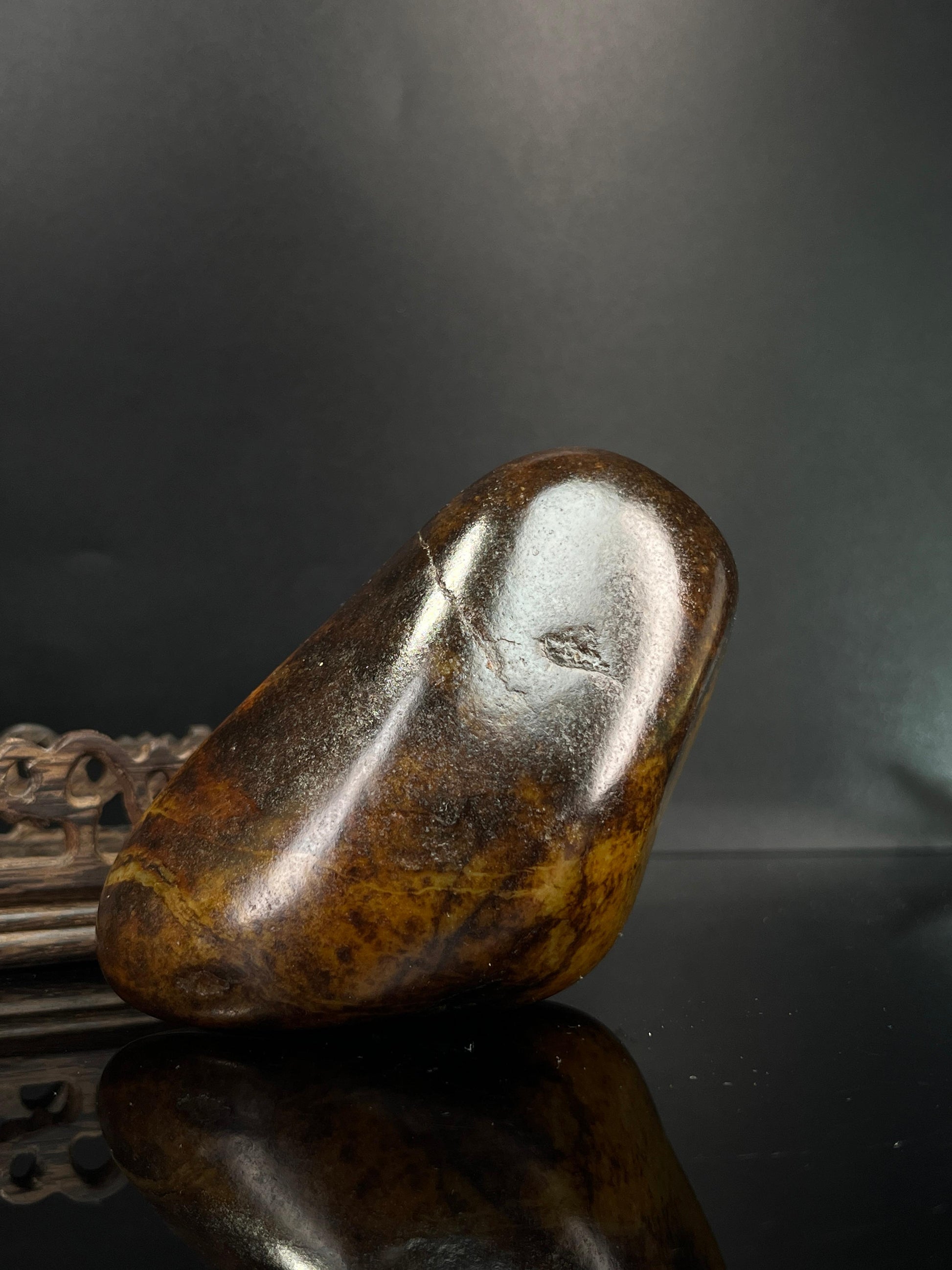 新疆和田玉沁色聚黑皮籽料原石（yc241626）