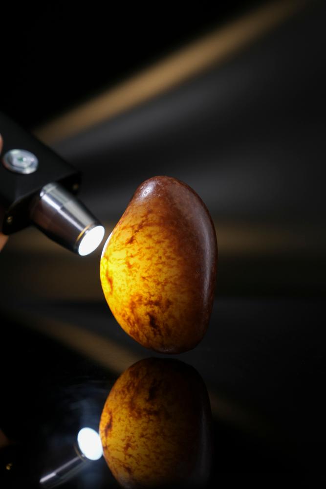 新疆和田玉光白籽带洒金籽料原石挂件（yc243310）