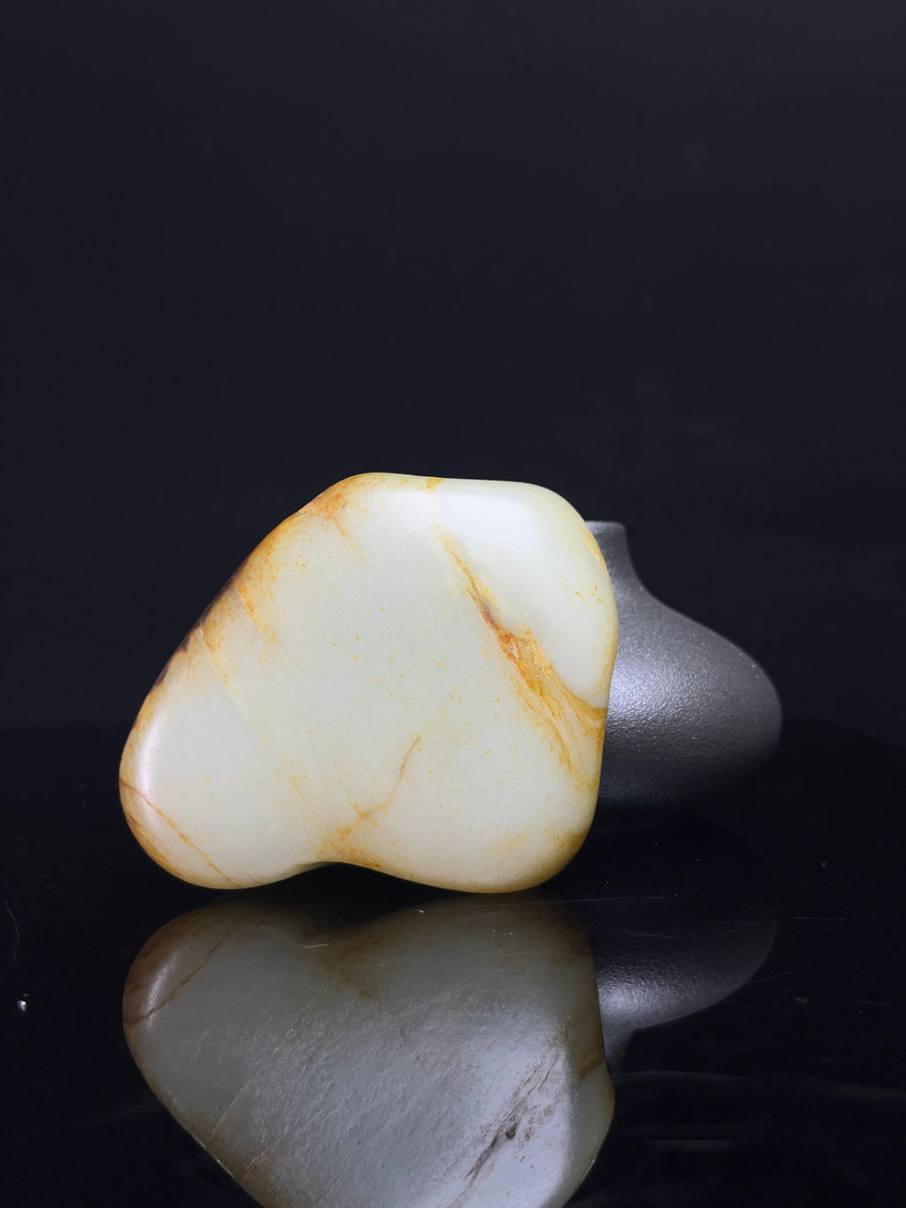 新疆和田玉籽料原石黑红皮挂件原皮独籽（yc235070）