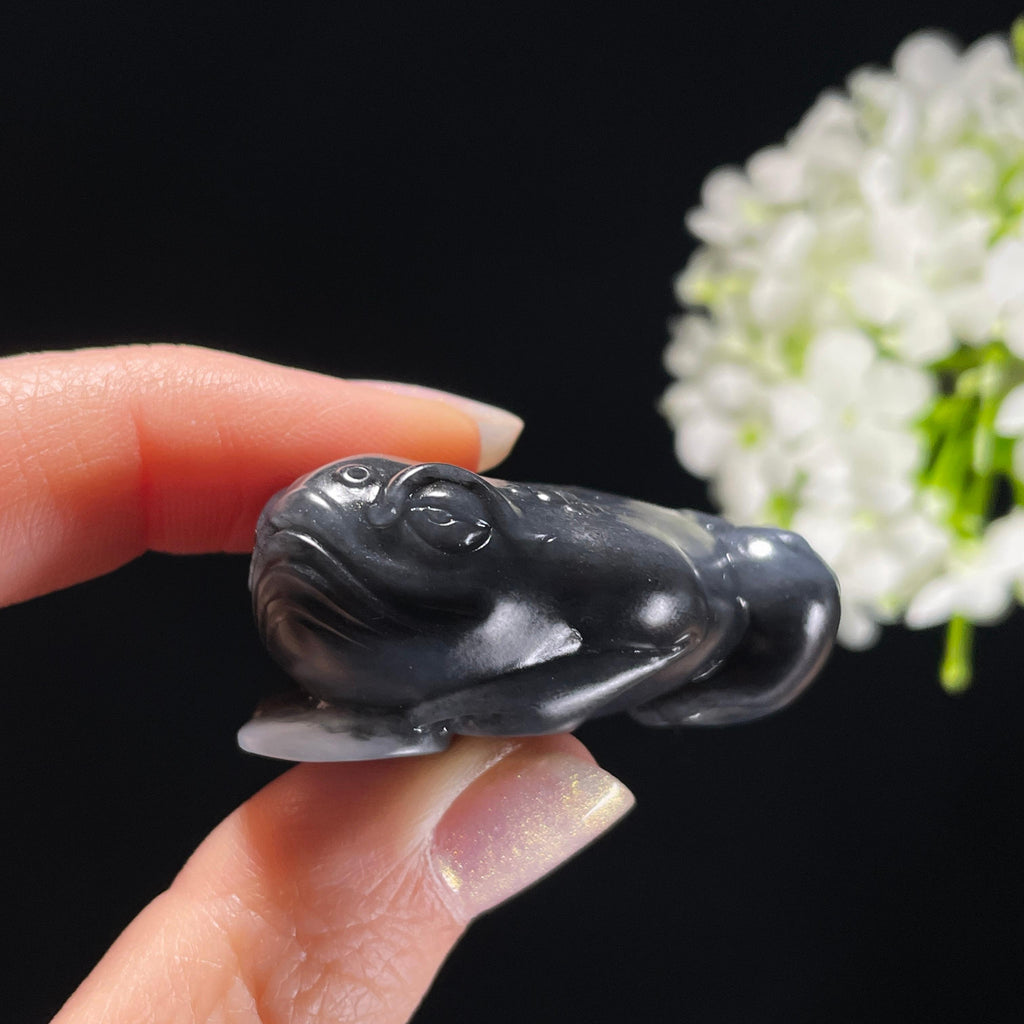 和田玉青花籽料“蟾宫纳财”三足金蟾雕刻挂件（yc325446）