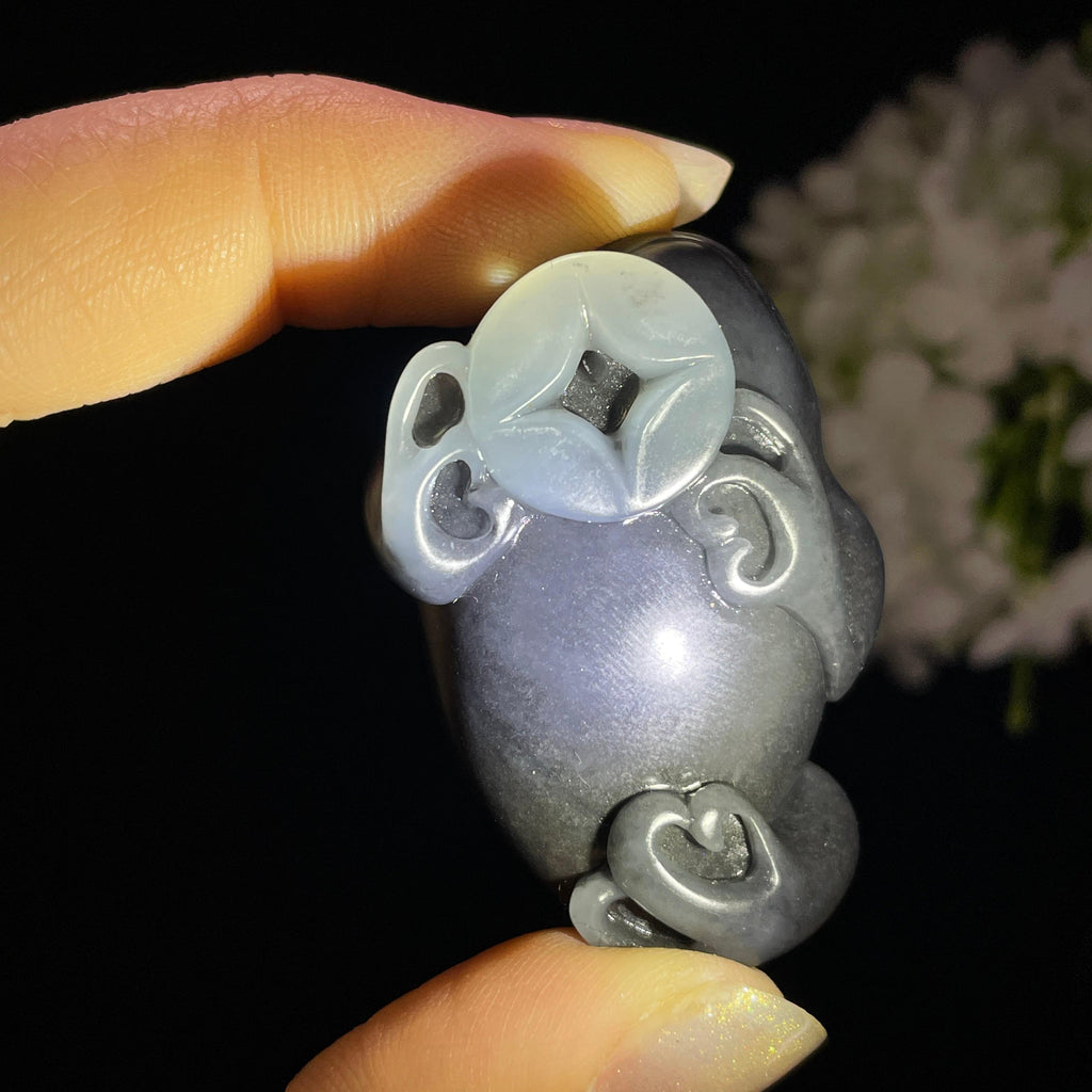 和田玉青花籽料“蟾宫纳财”三足金蟾雕刻挂件（yc325446）