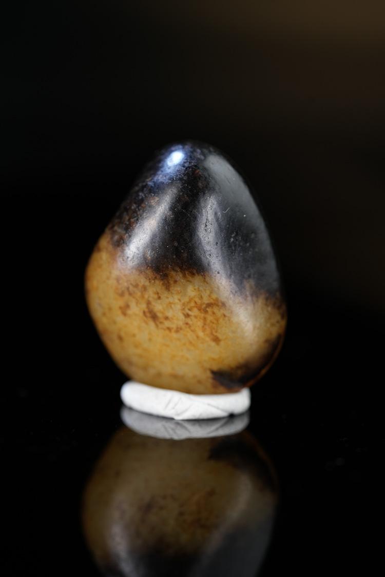 新疆和田玉籽料原石聚黑皮带洒金挂件（yc251748）