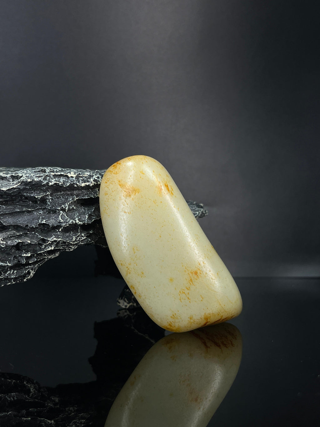 新疆和田玉暖白种洒金皮籽料原石手把件（yc240333）