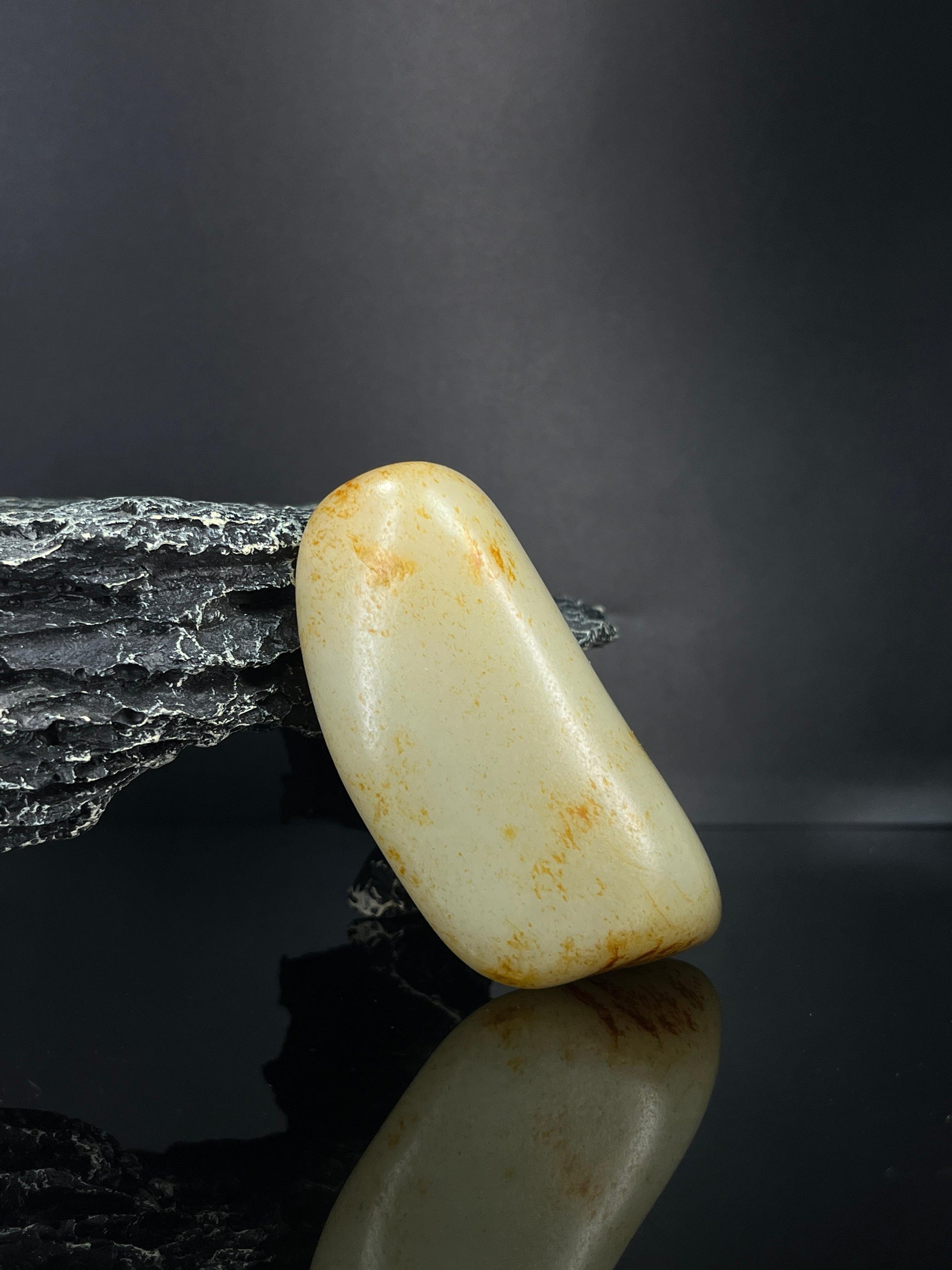 新疆和田玉暖白种洒金皮籽料原石手把件（yc240333）