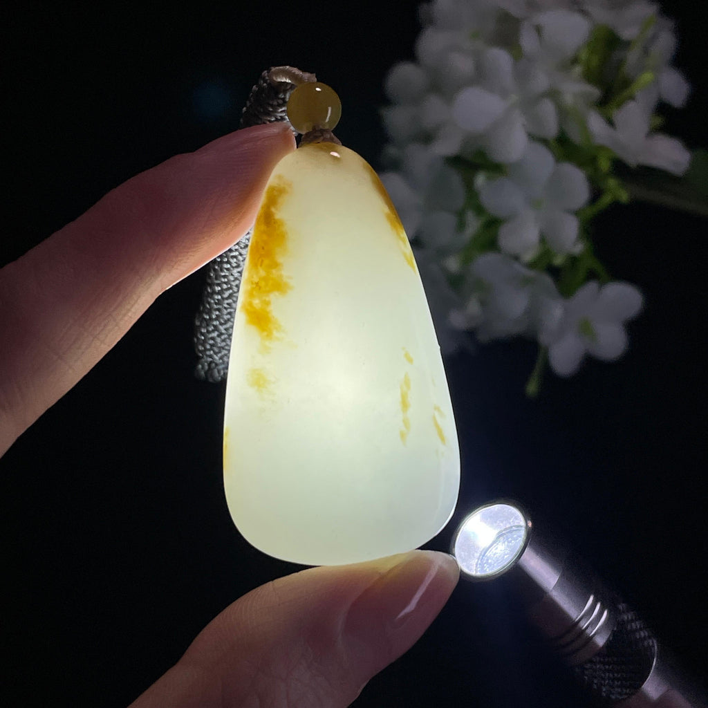 新疆天然和田玉“金皮纳福”糖白料水滴形吊坠（yc315431）