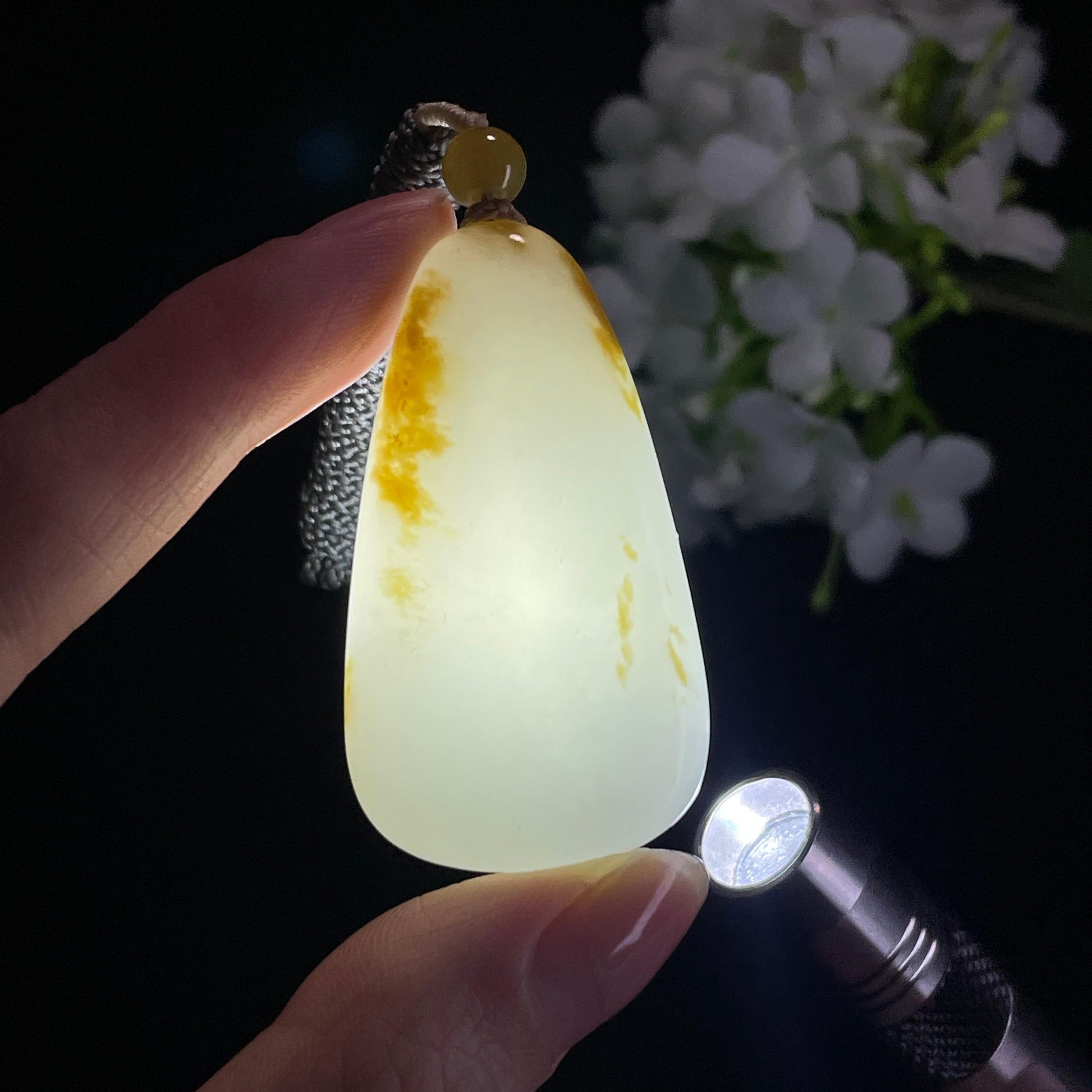 新疆天然和田玉“金皮纳福”糖白料水滴形吊坠（yc315431）