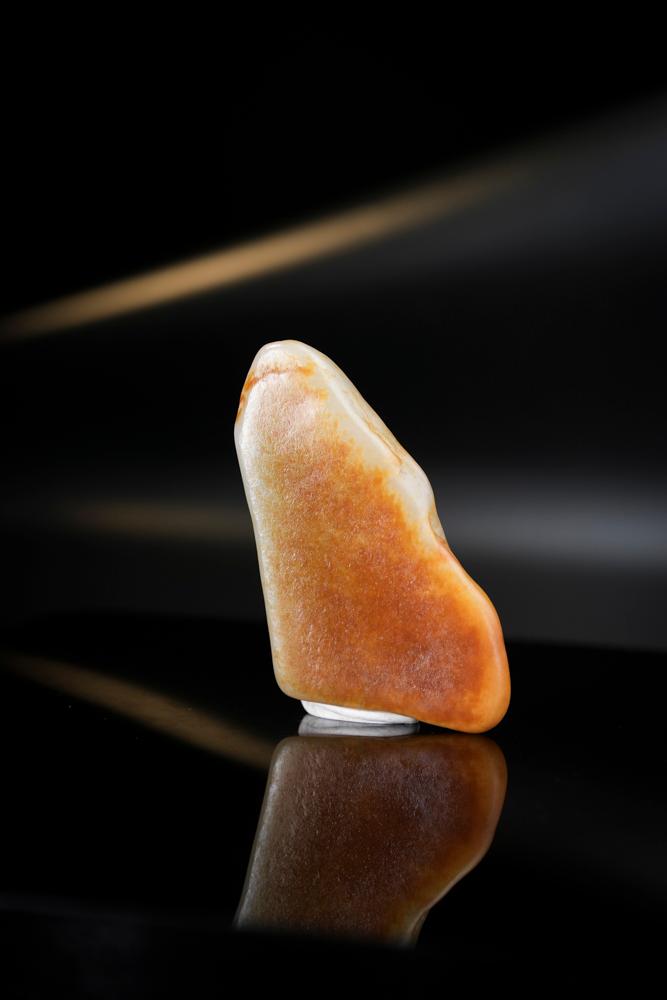 新疆和田玉聚红双面皮“一帆风顺”象形籽料原石（yc244635）