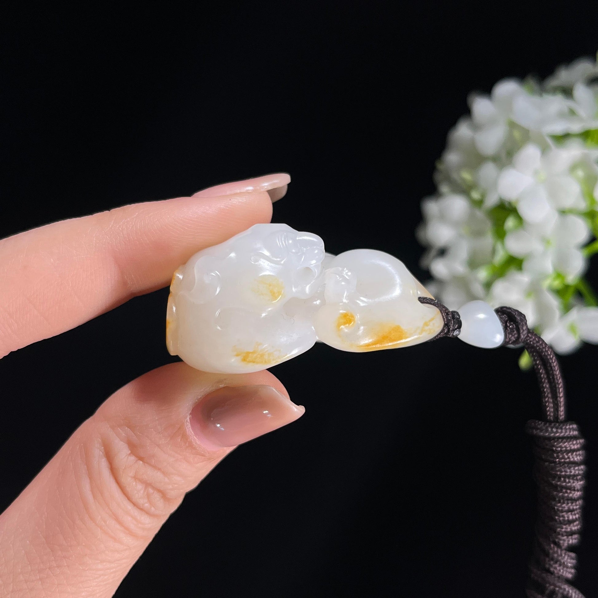 新疆天然和田玉白玉红皮籽料貔貅雕刻挂件（yc379569）