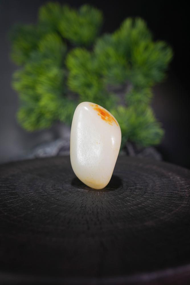 新疆和田玉光白籽带橘红皮底籽料原石（yc240766）