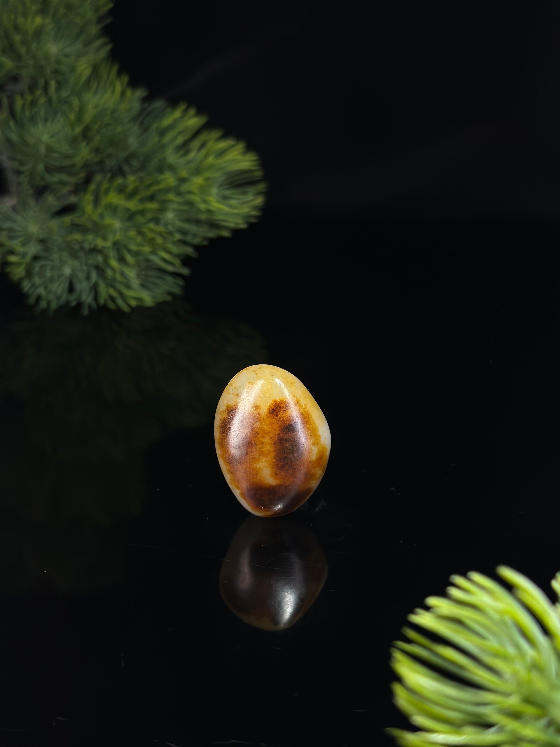 新疆和田玉意境黑红皮双面皮挂件籽（yc479132）