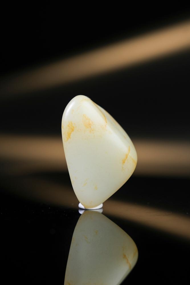 新疆和田玉暖白种洒金皮籽料原石小手把（yc252461）