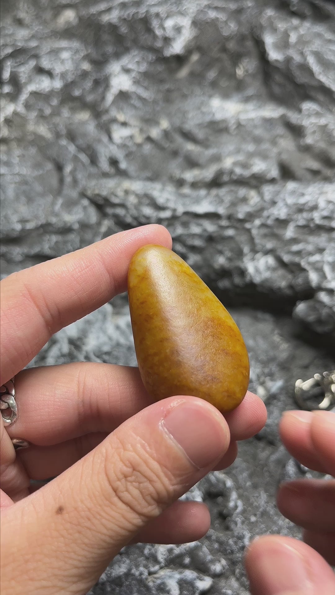 和田玉——聚红皮水滴型籽料yc182861