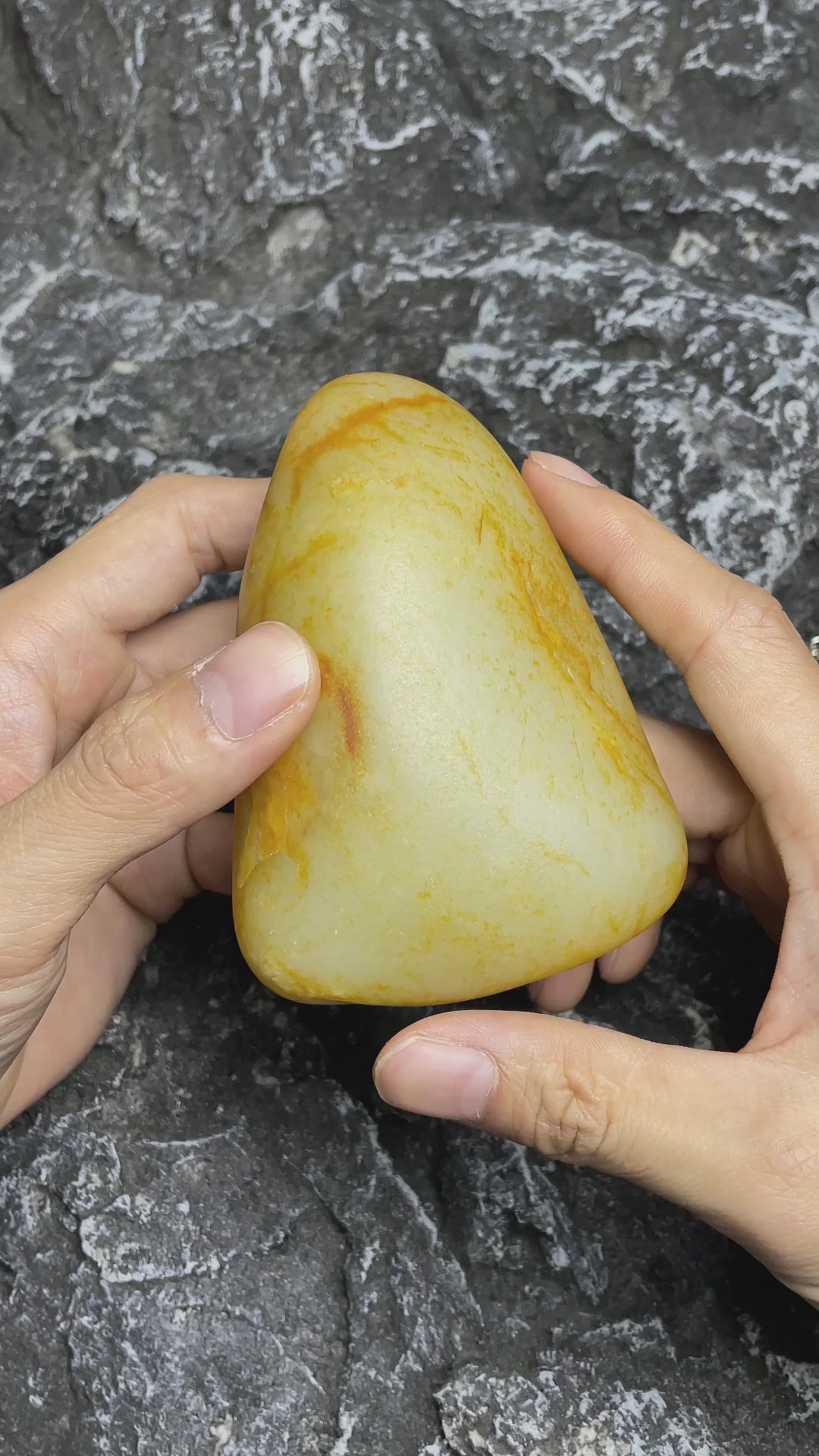 和田玉-洒金皮白肉籽料原石