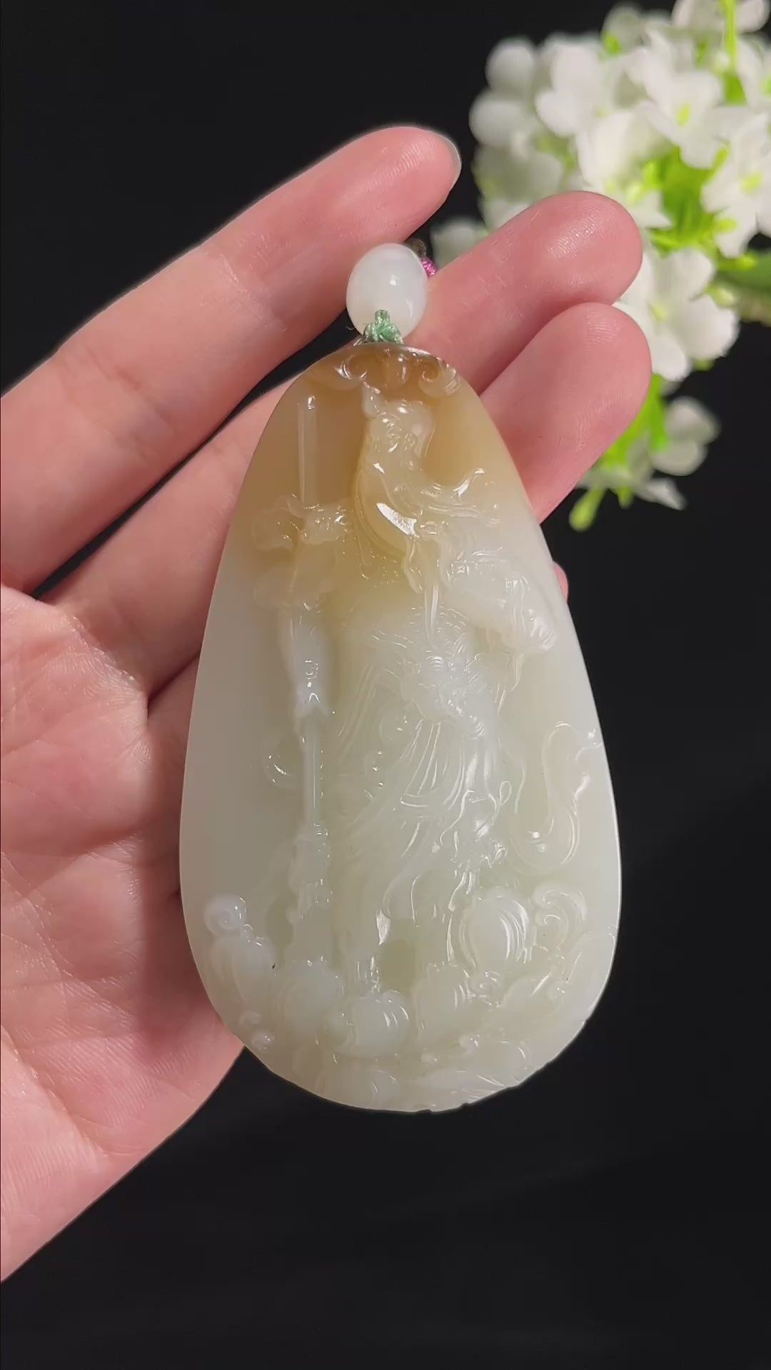 和田玉且末糖白“忠肝义胆”关公雕刻挂件（yc296551）