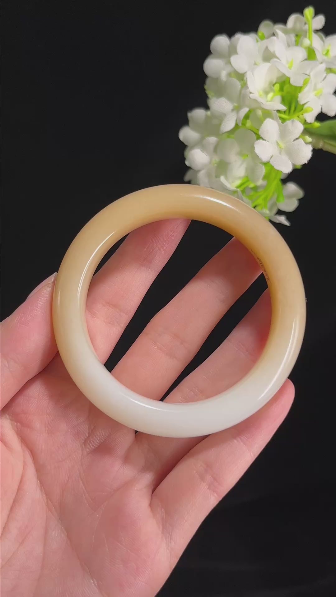 新疆天然和田玉“糖烟笼玉”且末糖白手镯（卡52）（yc296575）