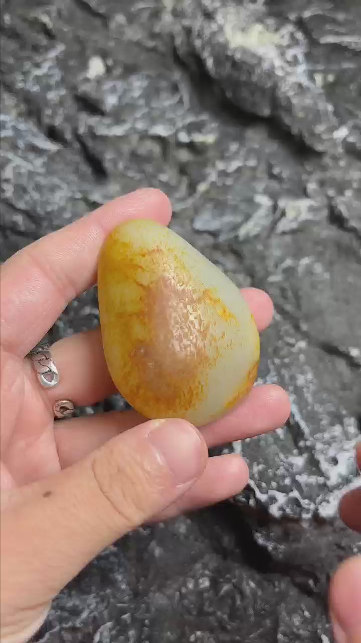 和田玉-洒金皮青白肉籽料挂件yc184478