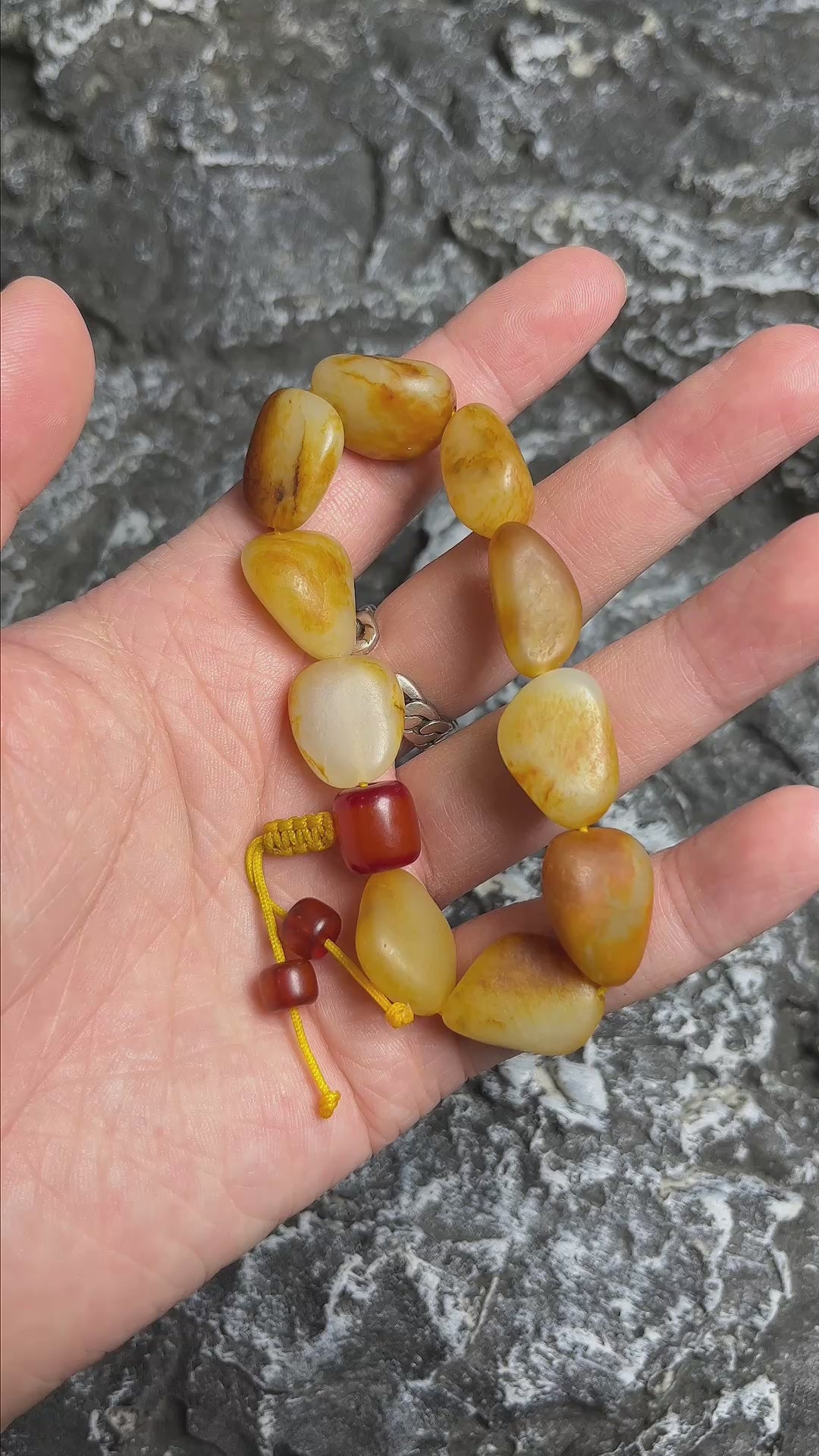 和田玉——红沁皮籽料原石手串