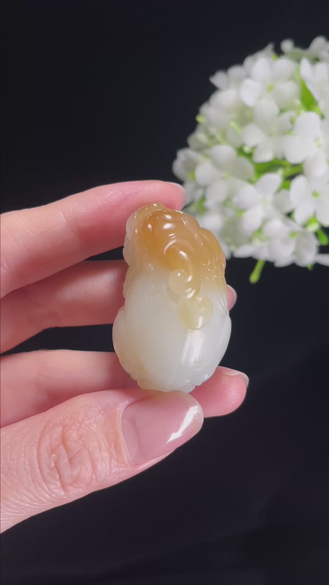 和田玉且末糖白“玉貅送财”貔貅雕刻挂件（yc296631）