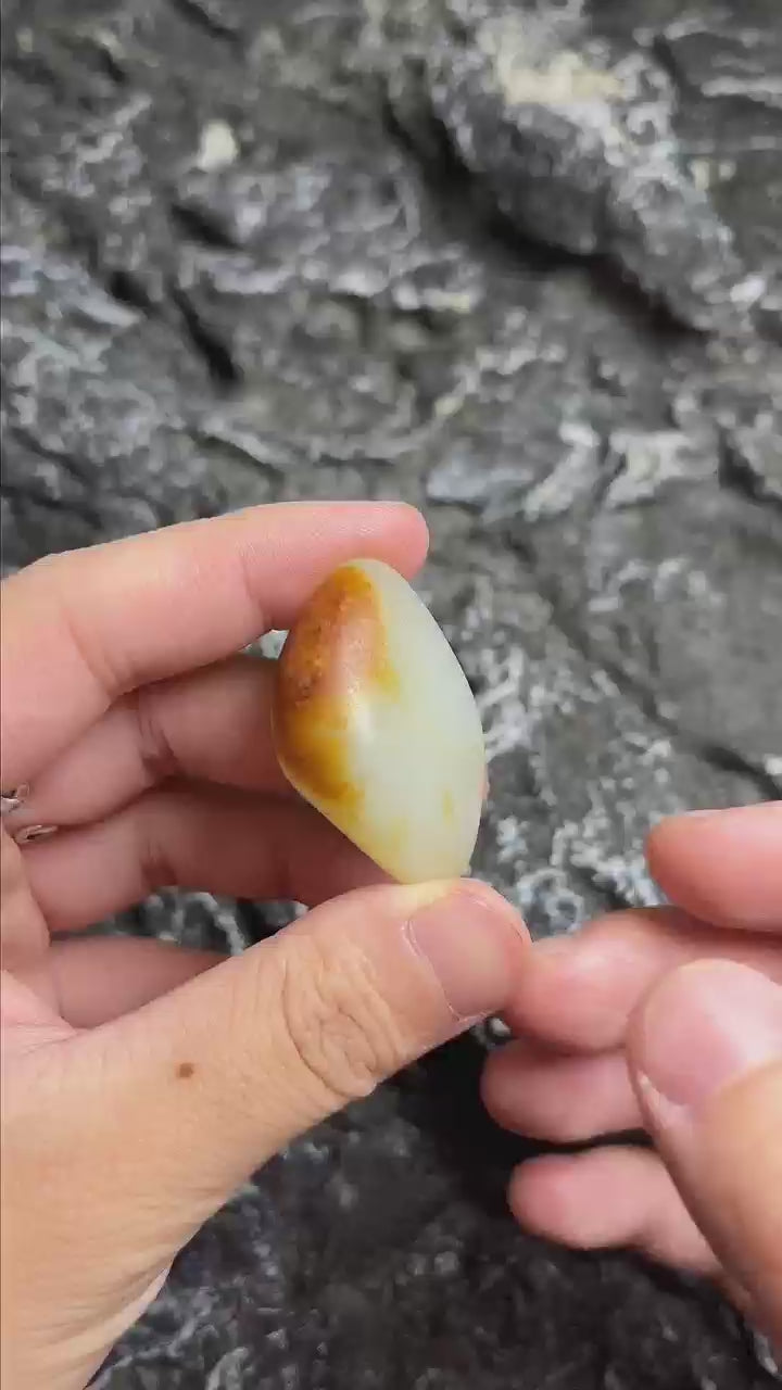 和田玉+暖白种红皮籽料yc184476